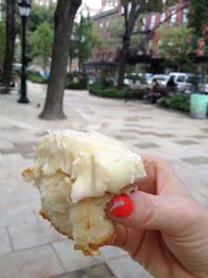 Few things I love more than a Magnolia cupcake in Bleecker Street Park!!