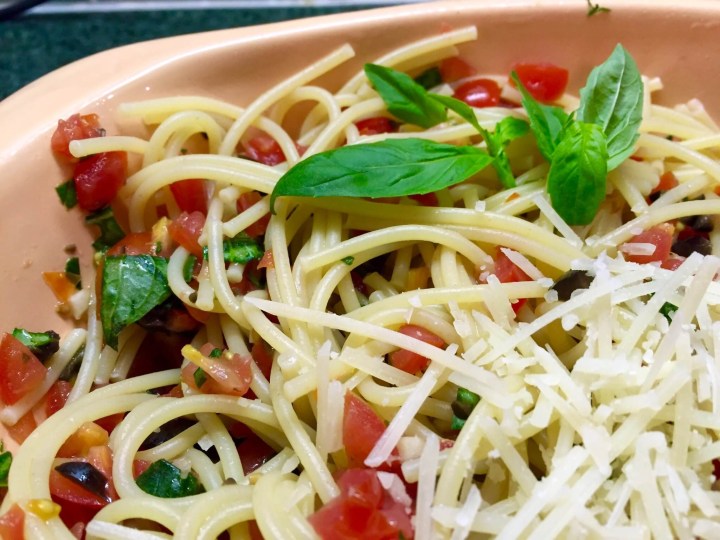 Jamie oliver Salsa Spaghetti With Black Olives & Fresh Basil