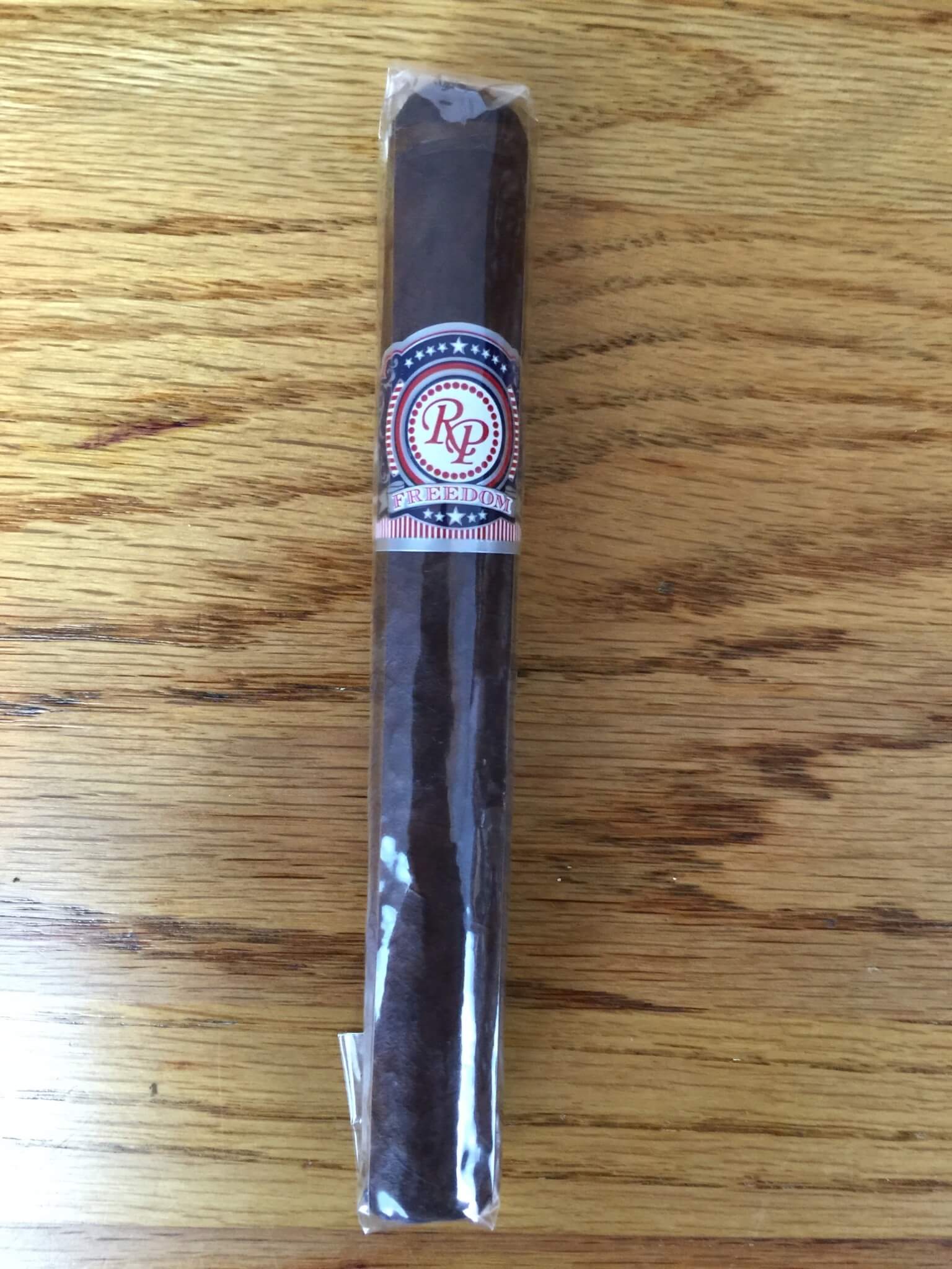 JR Cigars May 2016 Cigar of the Month Subscription Box Review Hello