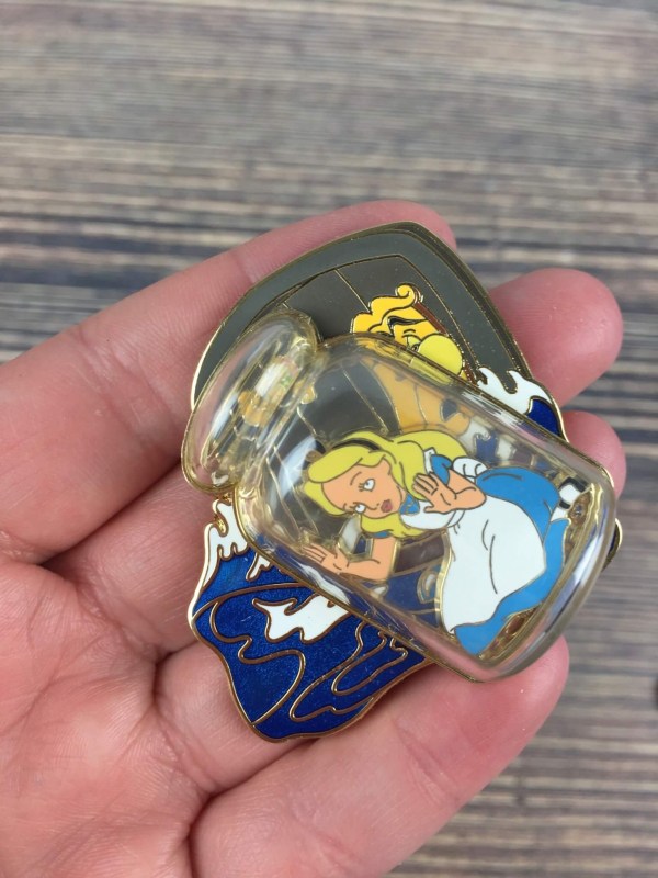 Mickey Monthly Pin Edition August 2016 (3)