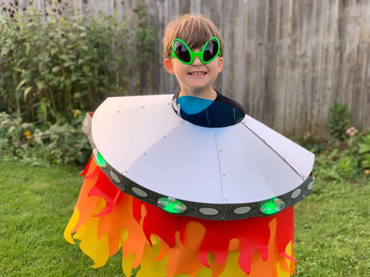 KiwiCo Halloween Costume Crate Review - LIGHT-UP ALIEN SPACESHIP - Hello  Subscription